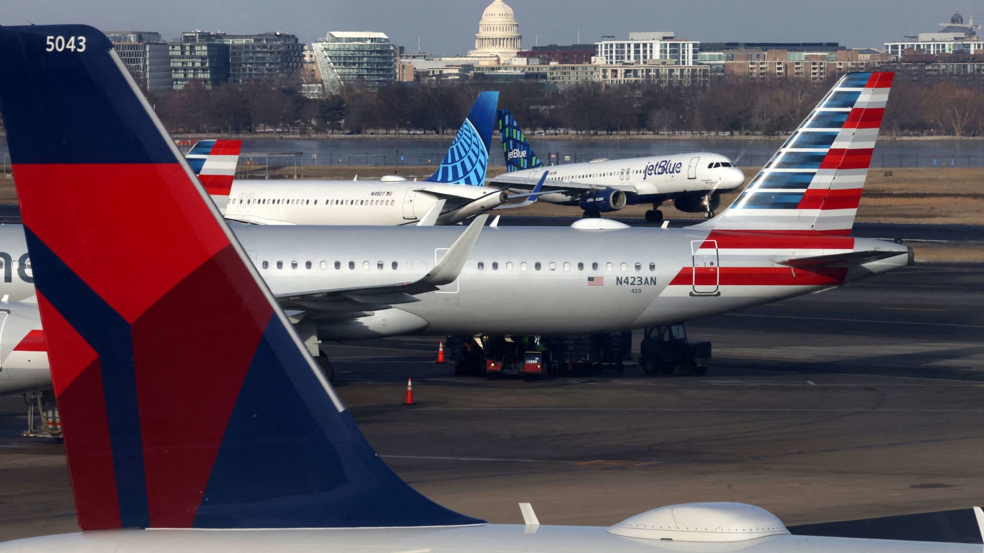 Airline CEOs urged by lawmaker to lower fares if fuel prices come down
